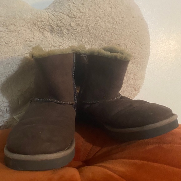 UGG Mini Bailey Bow two tone grey and brown,  small flaw on right boot - Picture 3 of 13